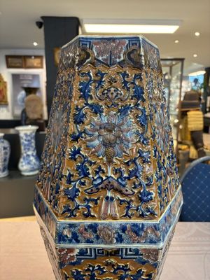 A rare Chinese hexagonal copper-red, blue and white brown-ground vase, 19th C. — foto 15