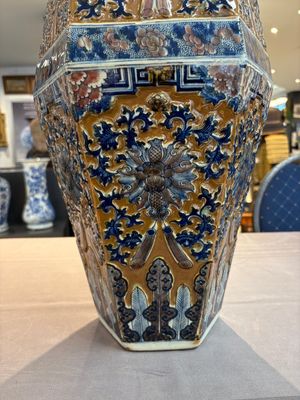 A rare Chinese hexagonal copper-red, blue and white brown-ground vase, 19th C. — foto 16