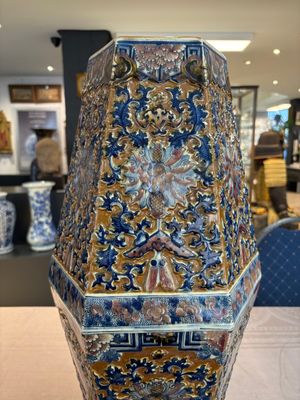 A rare Chinese hexagonal copper-red, blue and white brown-ground vase, 19th C. — foto 17