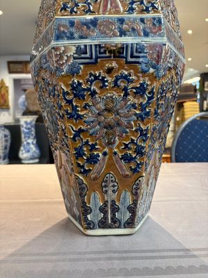 A rare Chinese hexagonal copper-red, blue and white brown-ground vase, 19th C. — foto 18