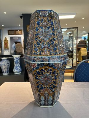 A rare Chinese hexagonal copper-red, blue and white brown-ground vase, 19th C. — foto 2