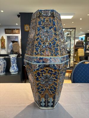 A rare Chinese hexagonal copper-red, blue and white brown-ground vase, 19th C. — foto 3