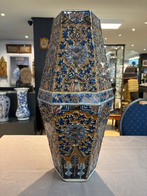 A rare Chinese hexagonal copper-red, blue and white brown-ground vase, 19th C. — foto 4