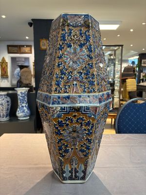 A rare Chinese hexagonal copper-red, blue and white brown-ground vase, 19th C. — foto 5