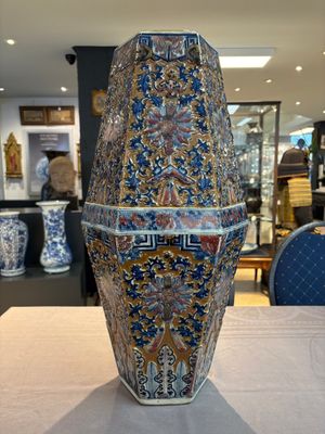 A rare Chinese hexagonal copper-red, blue and white brown-ground vase, 19th C. — foto 6