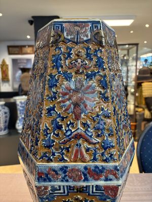 A rare Chinese hexagonal copper-red, blue and white brown-ground vase, 19th C. — foto 7