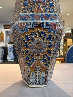 A rare Chinese hexagonal copper-red, blue and white brown-ground vase, 19th C. — foto 8