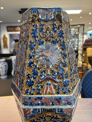 A rare Chinese hexagonal copper-red, blue and white brown-ground vase, 19th C. — foto 9
