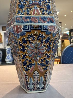 A rare Chinese hexagonal copper-red, blue and white brown-ground vase, 19th C. — foto 10