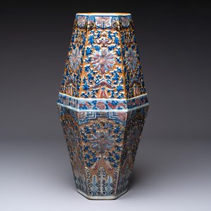 A rare Chinese hexagonal copper-red, blue and white brown-ground vase, 19th C. — foto 1