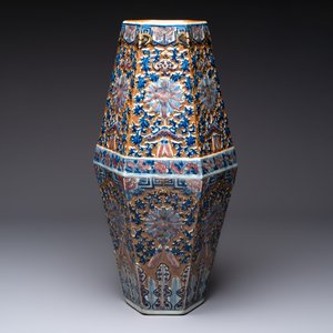 A rare Chinese hexagonal copper-red, blue and white brown-ground vase, 19th C. — foto 2