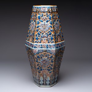 A rare Chinese hexagonal copper-red, blue and white brown-ground vase, 19th C. — foto 3