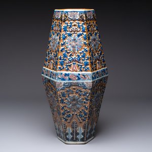 A rare Chinese hexagonal copper-red, blue and white brown-ground vase, 19th C. — foto 4