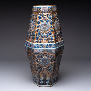 A rare Chinese hexagonal copper-red, blue and white brown-ground vase, 19th C. — foto 5