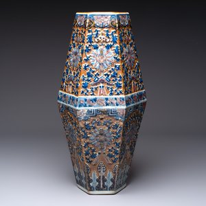 A rare Chinese hexagonal copper-red, blue and white brown-ground vase, 19th C. — foto 6