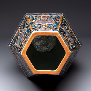 A rare Chinese hexagonal copper-red, blue and white brown-ground vase, 19th C. — foto 7