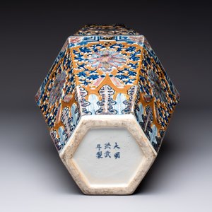 A rare Chinese hexagonal copper-red, blue and white brown-ground vase, 19th C. — foto 8