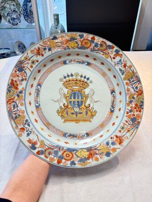 A rare Chinese Imari-style armorial dish with the arms of Ferrand for the French market, Kangxi, ca. 1715 — photo 1