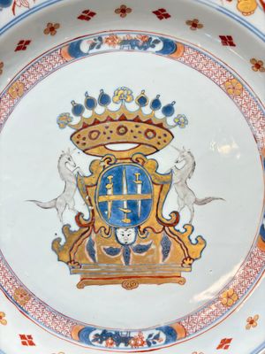 A rare Chinese Imari-style armorial dish with the arms of Ferrand for the French market, Kangxi, ca. 1715 — photo 2