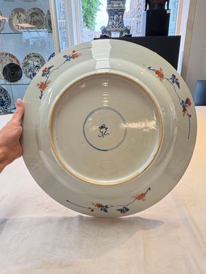 A rare Chinese Imari-style armorial dish with the arms of Ferrand for the French market, Kangxi, ca. 1715 — photo 4