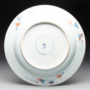 A rare Chinese Imari-style armorial dish with the arms of Ferrand for the French market, Kangxi, ca. 1715 — photo 2