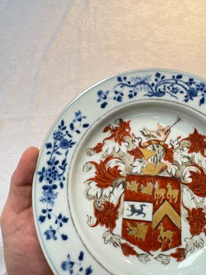 A rare Chinese Imari-style armorial soup plate with the arms of Gough impaling Hynde for the English market, Kangxi, ca. 1720 — photo 2