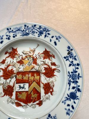 A rare Chinese Imari-style armorial soup plate with the arms of Gough impaling Hynde for the English market, Kangxi, ca. 1720 — photo 3
