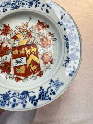 A rare Chinese Imari-style armorial soup plate with the arms of Gough impaling Hynde for the English market, Kangxi, ca. 1720 — photo 4
