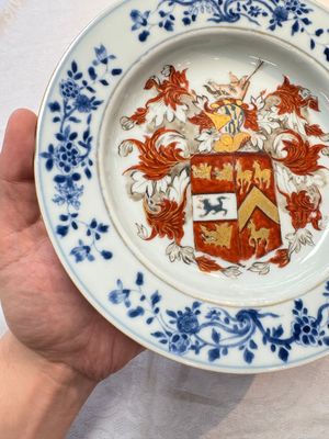 A rare Chinese Imari-style armorial soup plate with the arms of Gough impaling Hynde for the English market, Kangxi, ca. 1720 — photo 5