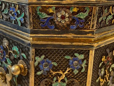 A rare Chinese imperial filigree, gilt and polychrome enamelled silver lidded box inlaid with precious stones, Qianlong — 照片 20