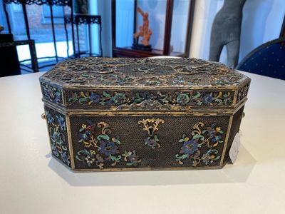 A rare Chinese imperial filigree, gilt and polychrome enamelled silver lidded box inlaid with precious stones, Qianlong — 照片 3