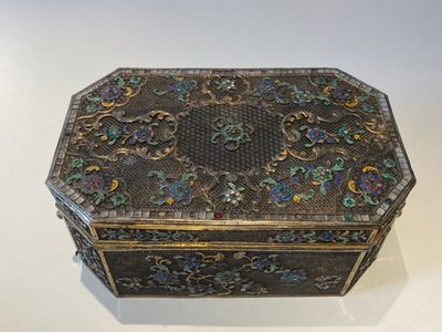 A rare Chinese imperial filigree, gilt and polychrome enamelled silver lidded box inlaid with precious stones, Qianlong — 照片 5