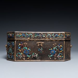 A rare Chinese imperial filigree, gilt and polychrome enamelled silver lidded box inlaid with precious stones, Qianlong — 照片 3