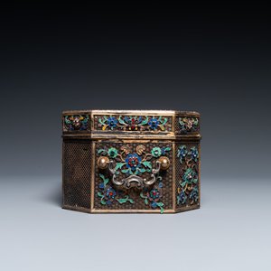 A rare Chinese imperial filigree, gilt and polychrome enamelled silver lidded box inlaid with precious stones, Qianlong — 照片 4