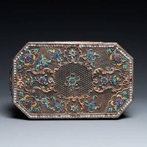 A rare Chinese imperial filigree, gilt and polychrome enamelled silver lidded box inlaid with precious stones, Qianlong — 照片 7