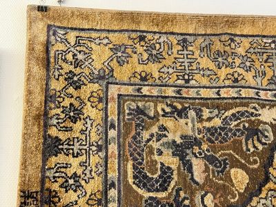 A rare Chinese imperial silk and metallic thread 'dragon' carpet, Chu Xiu Gong Bei Yong 儲秀宮備用 mark, 19th C. — 照片 2