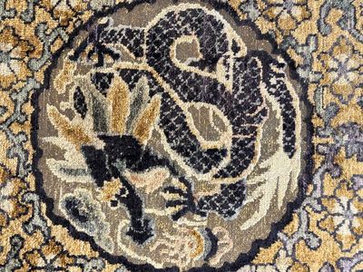 A rare Chinese imperial silk and metallic thread 'dragon' carpet, Chu Xiu Gong Bei Yong 儲秀宮備用 mark, 19th C. — 照片 5