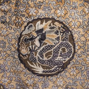 A rare Chinese imperial silk and metallic thread 'dragon' carpet, Chu Xiu Gong Bei Yong 儲秀宮備用 mark, 19th C. — 照片 3
