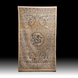 A rare Chinese imperial silk and metallic thread 'dragon' carpet, Chu Xiu Gong Bei Yong 儲秀宮備用 mark, 19th C. — 照片 5