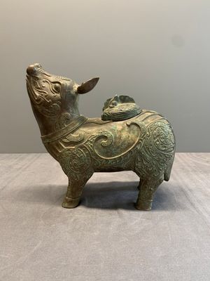 A rare Chinese inscribed bronze tapir-form vessel and cover, 'xizun 犧尊', late Ming/early Qing — 照片 1