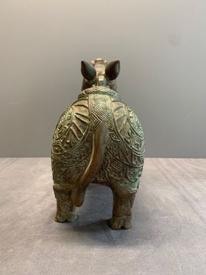 A rare Chinese inscribed bronze tapir-form vessel and cover, 'xizun 犧尊', late Ming/early Qing — 照片 2