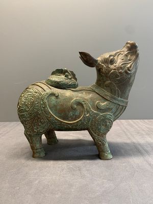 A rare Chinese inscribed bronze tapir-form vessel and cover, 'xizun 犧尊', late Ming/early Qing — 照片 3
