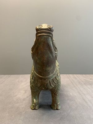 A rare Chinese inscribed bronze tapir-form vessel and cover, 'xizun 犧尊', late Ming/early Qing — 照片 4