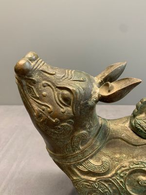 A rare Chinese inscribed bronze tapir-form vessel and cover, 'xizun 犧尊', late Ming/early Qing — 照片 5