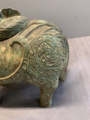 A rare Chinese inscribed bronze tapir-form vessel and cover, 'xizun 犧尊', late Ming/early Qing — 照片 6