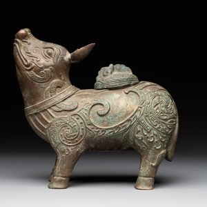 A rare Chinese inscribed bronze tapir-form vessel and cover, 'xizun 犧尊', late Ming/early Qing — 照片 2