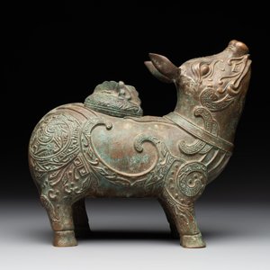 A rare Chinese inscribed bronze tapir-form vessel and cover, 'xizun 犧尊', late Ming/early Qing — 照片 4