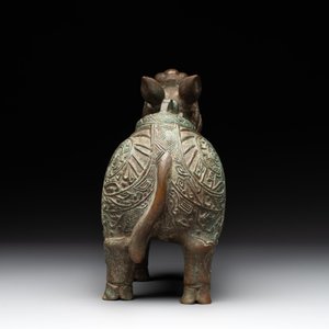 A rare Chinese inscribed bronze tapir-form vessel and cover, 'xizun 犧尊', late Ming/early Qing — 照片 5