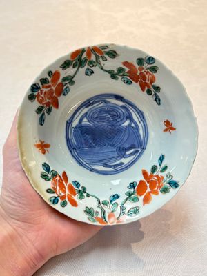 A rare Chinese iron-red and green-enamelled blue and white 'klapmuts' bowl, Wanli/late Ming — photo 1
