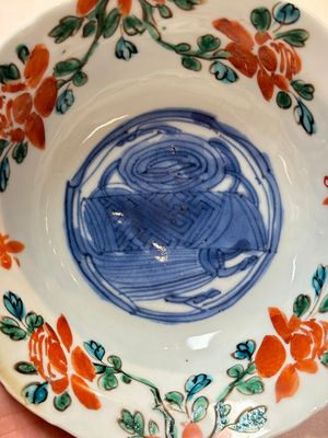 A rare Chinese iron-red and green-enamelled blue and white 'klapmuts' bowl, Wanli/late Ming — photo 3